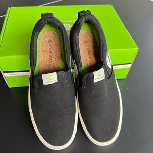 Cariuma Black Slip-Ons 🖤